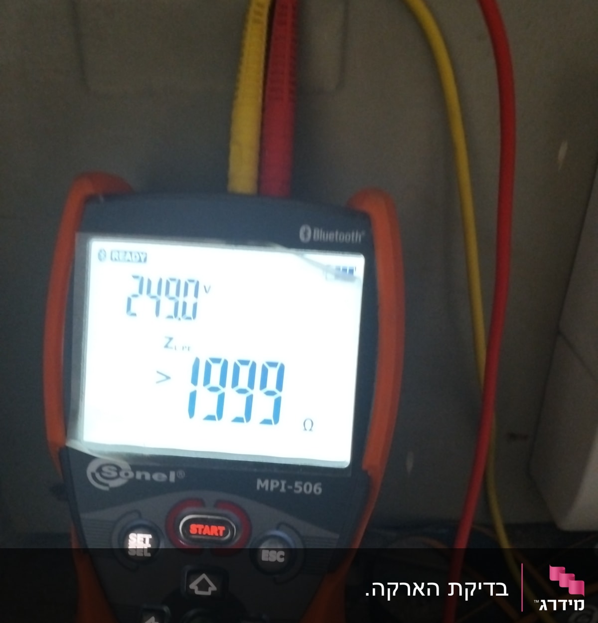 מד מתח חשמלי עם חוטים אדום וצהוב